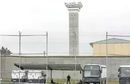  ?? EUROPA PRESS ?? Furgones de la Guardia Civil aparcados en la prisión de Soto del Real.