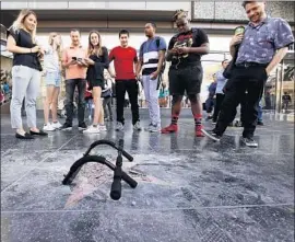  ?? Al Seib Los Angeles Times ?? PEOPLE view Donald Trump’s star on the Hollywood Walk of Fame after it was vandalized Wednesday morning. The alleged vandal turned himself in, police said.