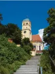  ?? Foto: Peter Bauer ?? Blick hinauf zur Kirche Mariä Himmelfahr­t in Neuburg.