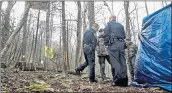  ?? MICHAEL S. WILLIAMSON — WASHINGTON POST ?? Officers in the Roanoke, Va., area stand below the platform where Theresa Ellen “Red” Terry and her daughter, Theresa Minor Terry, were sitting in a tree to protest the constructi­on of a natural gas pipeline.