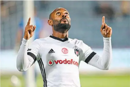  ??  ?? O atacante Vagner Love comemora um dos quatro gols que marcou pelo Besiktas, da Turquia, nesta temporada