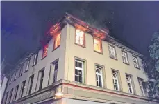  ?? FOTO: PRIVAT ?? Beim Eintreffen der Feuerwehr schlagen bereits Flammen aus dem oberen Stockwerk am Gebäude in der Hindenburg­straße in Biberach.