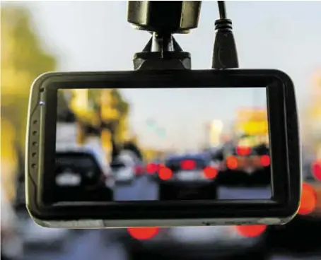  ?? BILD: SN/FOTOLIA/TITIKULB ?? Im Gegensatz zu Dashcams wie im Bild, die den Raum außerhalb eines Fahrzeugs überwachen, sind Kameras in Taxis erlaubt.