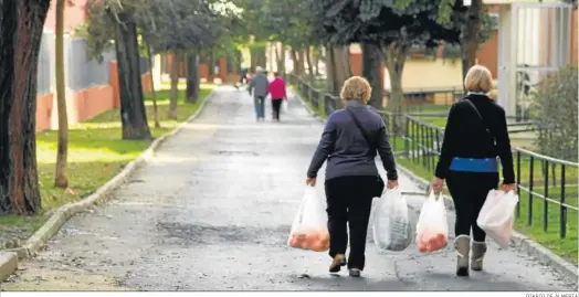  ?? DIARIO DE ALMERÍA ?? Dos mujeres caminan por la calle con bolsas. Las caídas y tropiezos son la principal causa de la fractura de cadera