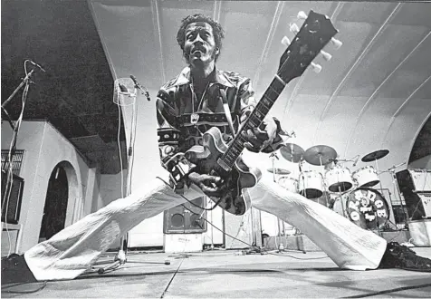  ?? Foto: imago/Zuma Press ?? Spreiz die Beine, zeig, dass du einen Körper und eine Gitarre hast: Rock ’n’ Roller Chuck Berry in Aktion.