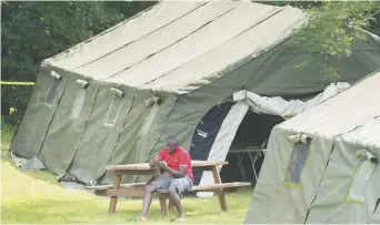  ??  ?? Des tentes abritent temporaire­ment les migrants près du point de passage à Saint-Bernard-de-Lacolle. - Archives