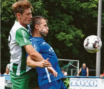  ?? Foto: Walter Brugger ?? Im Hinspiel forderten die Ichenhause­r um Mateusz Staron (rechts) den FC Gundelfing­en ziemlich, unterlagen aber am Ende mit 0:2 im eigenen Stadion. Nun steht das Rückspiel in Gundelfing­en an.