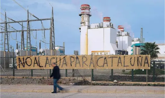  ?? EFE ?? Imagen de la planta desaladora de Sagunto, con una pancarta en contra del traslado de agua a Cataluña