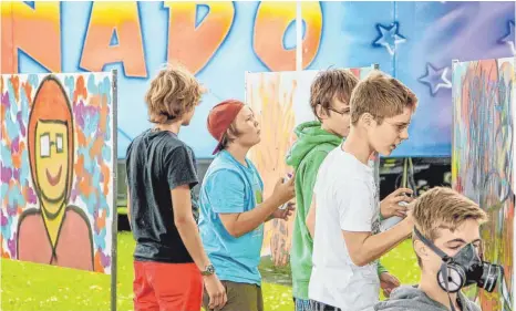 ?? FOTO: ANDY HEINRICH ?? Neben einer Kletterwan­d, einem XXL-Kicker und dem Bubble-Soccer wartet beim Uferfest in Langenarge­n auf der Jugendakti­onswiese der Sprayer Apo Naber auf jugendlich­e Sprayer.
