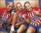  ??  ?? Las jugadoras del Atlético de Madrid festejaron el pase a octavos por todo lo alto, primero en el campo del Manchester City y después en el vestuario.