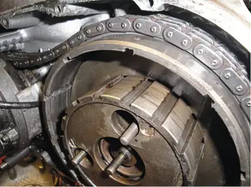  ??  ?? Good news: the clutch is basically in good shape. However the plates are so worn that two of them have somehow fallen behind the centre. This is … unusual