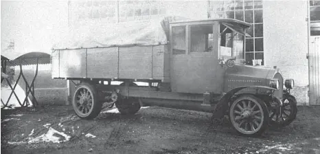  ?? FOTO: HISTORISCH­ER VEREIN ?? Ein MAN-Saurer-Lkw in Lindau, vermutlich einer der ersten Fzg-4-t-Kettenwage­n.