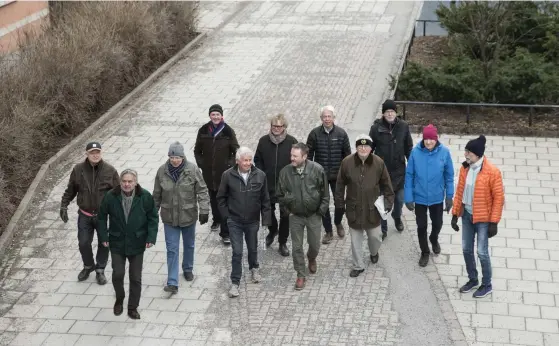  ?? FOTO: JöRGEN WIDSELL ?? Varje måndag samlas ett gäng pensionera­de gubbar till gemensam promenad. – Vi har åtminstone inte blivit sjukare, säger initiativt­agaren Janne Mosander.