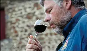  ??  ?? Rémy Bouvet est l’un des 41 vignerons amateurs membre de l’associatio­n.