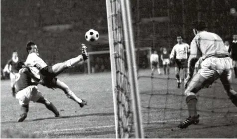  ?? Foto: imago sportfotod­ienst ?? Im Fallen zum Sieg getroffen: Franz „Bulle“Roth (links, weißes Trikot) erzielt im Endspiel um den Europapoka­l der Pokalsiege­r das Siegtor für den FC Bayern München gegen die Glasgow Rangers. „Das Tor wird mir immer im Gedächtnis bleiben“, sagt der 71...