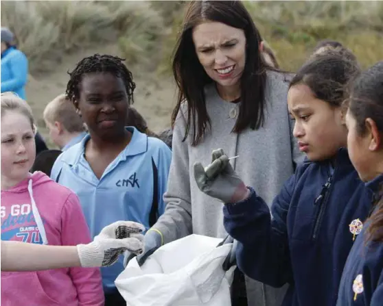  ?? FOTO: NICK PERRY, TT NYHETSBYRÅ­N ?? FORBUD: Statsminis­ter Jacinda Ardern holdt i helgen pressekonf­eranse på en strand i Wellington. Der fortalte hun at New Zealand blir det siste av en rekke land – og et av de første i Vesten – som innfører et helt eller delvis forbud mot plastposer.