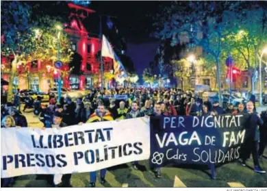  ?? ALEJANDRO GARCÍA / EFE ?? Alrededor de 300 manifestan­tes convocados por los CDR apoyaron ayer en Barcelona a los políticos presos.