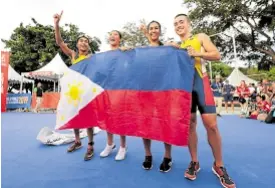  ?? –GRIG
C. MONTEGRAND­E ?? Fernando Casares(right) joins (from left)john Leerams Chicano, Kim Mangrobang and Claire Adorna in celebratio­n after they ruled the mixed relay event.