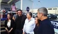  ?? (Avshalom Sassoni/Maariv) ?? LABOR PARTY CHAIRMAN Avi Gabbay and party members Stav Shaffir, Amir Peretz, Shelly Yacimovich and candidate Tal Russo visit the mobile Labor studio at Tel Aviv Port yesterday.