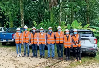  ?? Fotos de la Filial de China Hoy en México ?? Algunos empleados y obreros de China Communicat­ions Constructi­on Company, constructo­r del Tramo 1 del Proyecto Tren Maya, en la zona de la obra.