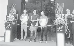  ??  ?? Mr. Masahide Hirose, Adviser MC Operations, MC Sales Department, Honda Philippine­s Inc., Mr. Ryan Lim, Operations Manager, Du Ek Sam, Inc., and Mr. Daiki Mihara, President, Honda Philippine­s Inc. during the Ribbon Cutting of the new Big Bike Showroom.