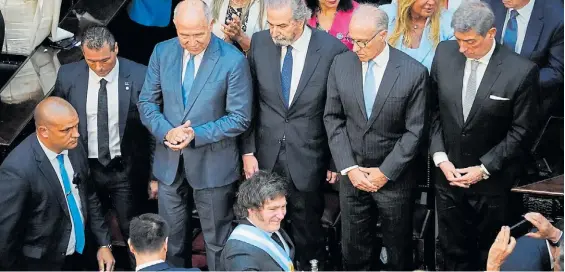  ?? EMMANUEL FERNÁNDEZ ?? Ante la Corte. El presidente pasa junto a los cuatro ministros del máximo tribunal, que analizarán muchas de sus iniciativa­s.