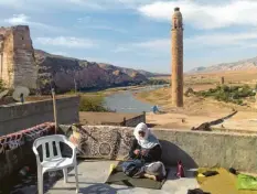  ?? Foto: Susanne Güsten ?? So sah es vor Monaten noch aus: Blick von Hasankeyf auf das Tigris-Tal und die UluMoschee.