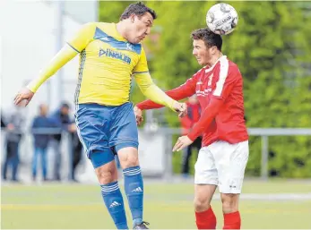  ?? FOTO: ROLF SCHULTES ?? Der SV Weingarten (rechts David Endres gegen Argentals Daniele Zamarco) hat zuletzt in der Bezirkslig­a zweimal gepatzt.