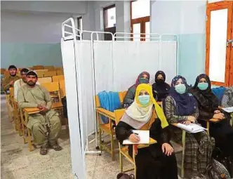  ?? EFE ?? La segregació­n de las mujeres en las institucio­nes educativas de Afganistán es una realidad hoy.