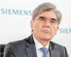  ?? FOTO: DPA ?? Der Siemens-Vorstandsv­orsitzende Joe Kaeser gibt keine Details zu Sparmaßnah­men preis. Aus Protest dagegen bricht der Betriebsra­t eine Sitzung mit der Konzernfüh­rung ab. Gewerkscha­ftler werfen Kaeser Unprofessi­onalität vor.