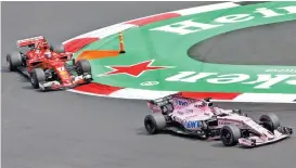  ??  ?? El Ferrari de Kimi Räikkönen y el Force India de Checo