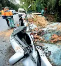  ??  ?? I danni A sinistra, dall’alto: un albero caduto sull’auto in viale Alemagna; il cantiere M4 allagato al Lorenteggi­o e i vigili del fuoco in azione