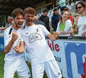  ?? Foto: Marcus Merk ?? Da kam Freude auf: Die Brüder Benedikt (links) und Maximilian Fürst vom TSV Dinkelsche­rben nach dem geglückten Klassenerh­alt in der Bezirkslig­a Süd. Ihr Vater Harald Fürst hört als Coach bei den Reischenau­ern auf.