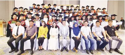  ??  ?? GRADUAN ESA merakam gambar kenangan bersama tetamu kehormat yang hadir pada Majlis Graduasi Ke-4 Program Peneraju Skill Iltizam Terapi Spa ESA.