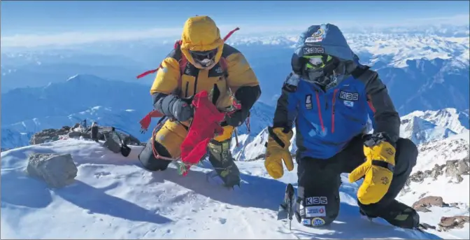  ??  ?? HISTÓRICA CUMBRE. Alex Txikon (de azul), en la cima del Nanga Parbat junto a su amigo y compañero Alí Sadpara (de amarillo)... Una cima para la historia del montañismo.