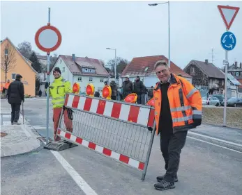  ?? FOTOS: TOBIAS REHM ?? Der neue Kreisverke­hr in Ochsenhaus­en ist fertig. Am Montagnach­mittag bauten Mitarbeite­r der Firma Gräser die Absperrung wieder ab.