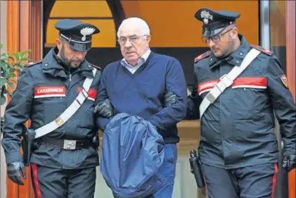  ?? / A. FUCARINI (AFP) ?? Settimo Mineo, capo de capos de la Mafia siciliana, el martes tras ser detenido en Palermo.