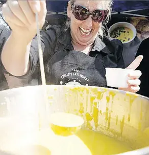  ?? LE GROUPE MAURICE ?? Last year, 10 profession­al chefs and 15 home cooks served more than 24,000 samples of soup in two hours in Notre-Dame-de-l’Île-Perrot. More than 5,000 people were served.