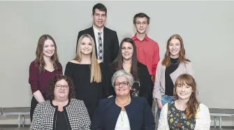  ??  ?? Voici les étudiants bénéficiai­res de la bourse d’excellence Roméo-LeBlanc. Assis, de gauche à droite: Pierrette Fortin, doyenne des Études de l’UMCE; Madeleine Dubé, vice-rectrice de l’UMCE; et Éloïse Soucy. Deuxième rangée: Véronique Cyr, Amélie Pelletier, Dominique Arpin et Véronique Dupéré. À l’arrière: Andy Ouellette et Brandon Devost. Ariane Chouinard était absente au moment de la photo.