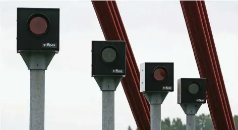  ?? FOTO: UWE MISERIUS (ARCHIV) ?? Die Blitz-Anlage auf der A-1-Rheinbrück­e hat der Stadt Leverkusen im vergangene­n Jahr rund 3,8 Millionen Euro eingebrach­t.