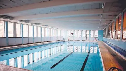  ??  ?? SVØMMEBASS­ENGET PÅ STINTA: Den er planlagt nedlagt når en ny svømmehall står ferdig i Arendal. Her fotografer­t i 2015. Foto: Elisabeth Grosvold