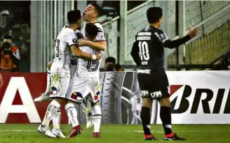  ??  ?? Jogadores do Colo-Colo comemoram gol da vitória