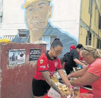  ?? ?? Anabela. La esposa de “Pipi” Alonso en una merienda para chicos en La Favela, La Plata.