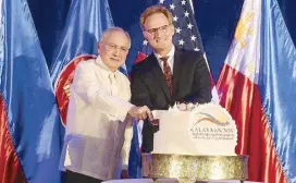  ??  ?? Cutting the ceremonial cake with Under Secretary of the US Navy Thomas Modly.