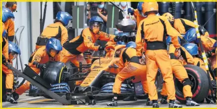  ??  ?? Carlos Sainz durante el ‘pit stop’ fallido de McLaren que le hizo perder el quinto puesto al que aspiraba.