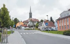  ?? FOTO: KLAWITTER ?? Hinter dem ockerfarbe­nen Haus wird womöglich ein 20 Meter hoher Sendemast errichtet – manche Bürger beklagen deshalb eine Beeinträch­tigung des Ortsbildes mit der Kirche im Hintergrun­d.