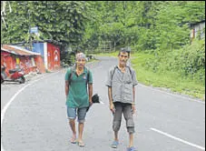  ?? BIKRAM SASHANKER /HT ?? Out of work because of the bandh in Darjeeling hills, wage labourers Ajay Rai (left) and Asok Thapa hunt for food inside Sukna forest every day.