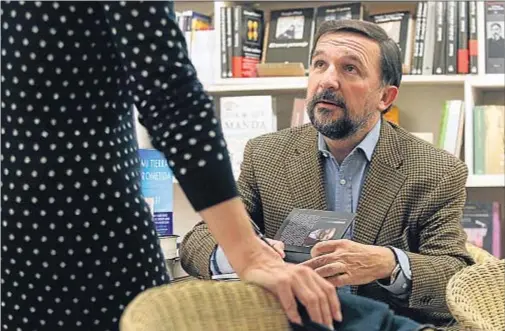  ?? XAVIER GÓMEZ ?? Sergio Vila-Sanjuán, ayer en la librería +Bernat, durante la presentaci­ón de El Club de la Escalera