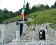  ??  ?? A sinistra, le colline di Valdobbiad­ene dove passeranno i ciclisti. L’Italia le ha candidate all’Unesco come patrimonio dell’umanità, Sopra, il museo dedicato alla Grande Guerra sul monte Grappa