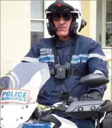 ?? (Photo M. M.) ?? La caméra-piéton est soit clipsée sur l’uniforme soit fixée sur un harnais, comme l’utilise ce motard de la police municipale hyéroise.